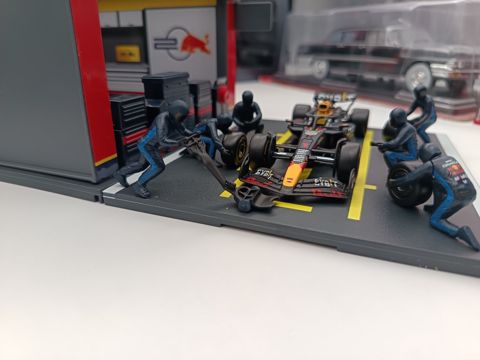 Pit Stop Red Bull dioarama 1/43 — Bakı