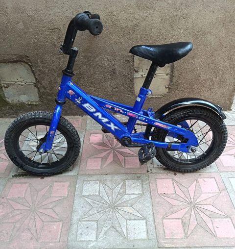 Uşaq velosipedi – BMX tipli, mavi rəng. Xüsusiyyətlər: - Çərçivə — Bakı