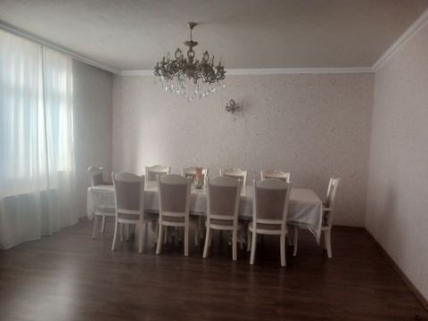 4 otaqlı mənzil – zövqlü interyer və tam mebel Xüsusiyyətlər: - Geniş — Bakı