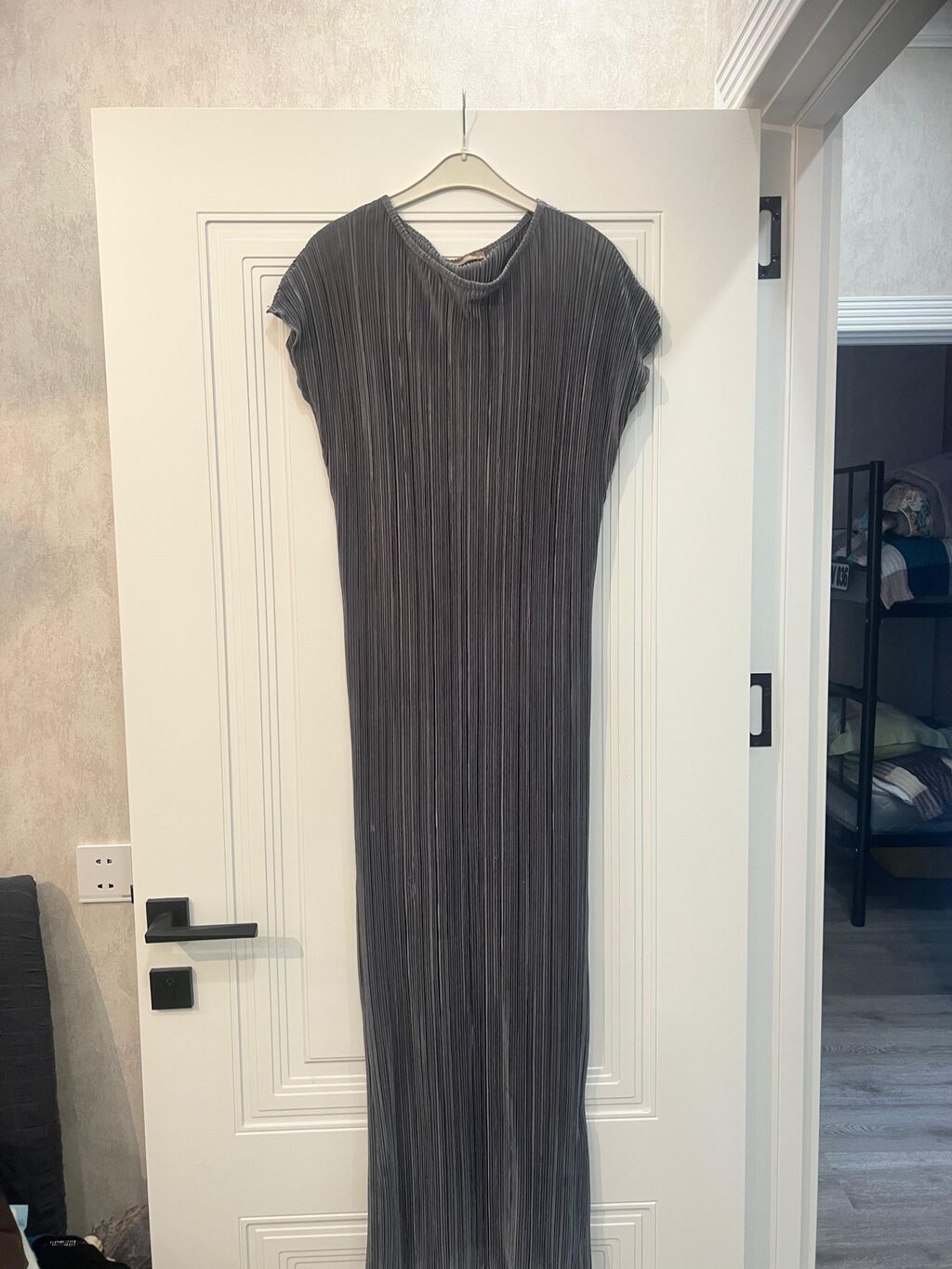 Qara-boz rəngdə, metalik parıltılı pliseli maxi don. Xüsusiyyətlər — Şəxsi əşyalar, Mehdiabad (2)