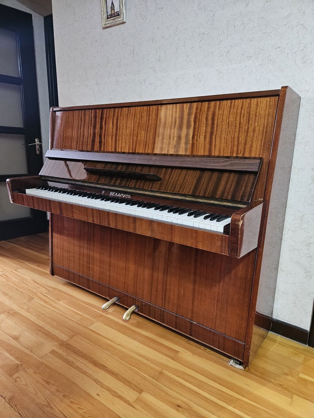 Upright pianino – “Belarus” markası - Korpus: parlaq laklı ağac — Mallar, Bakı (4)