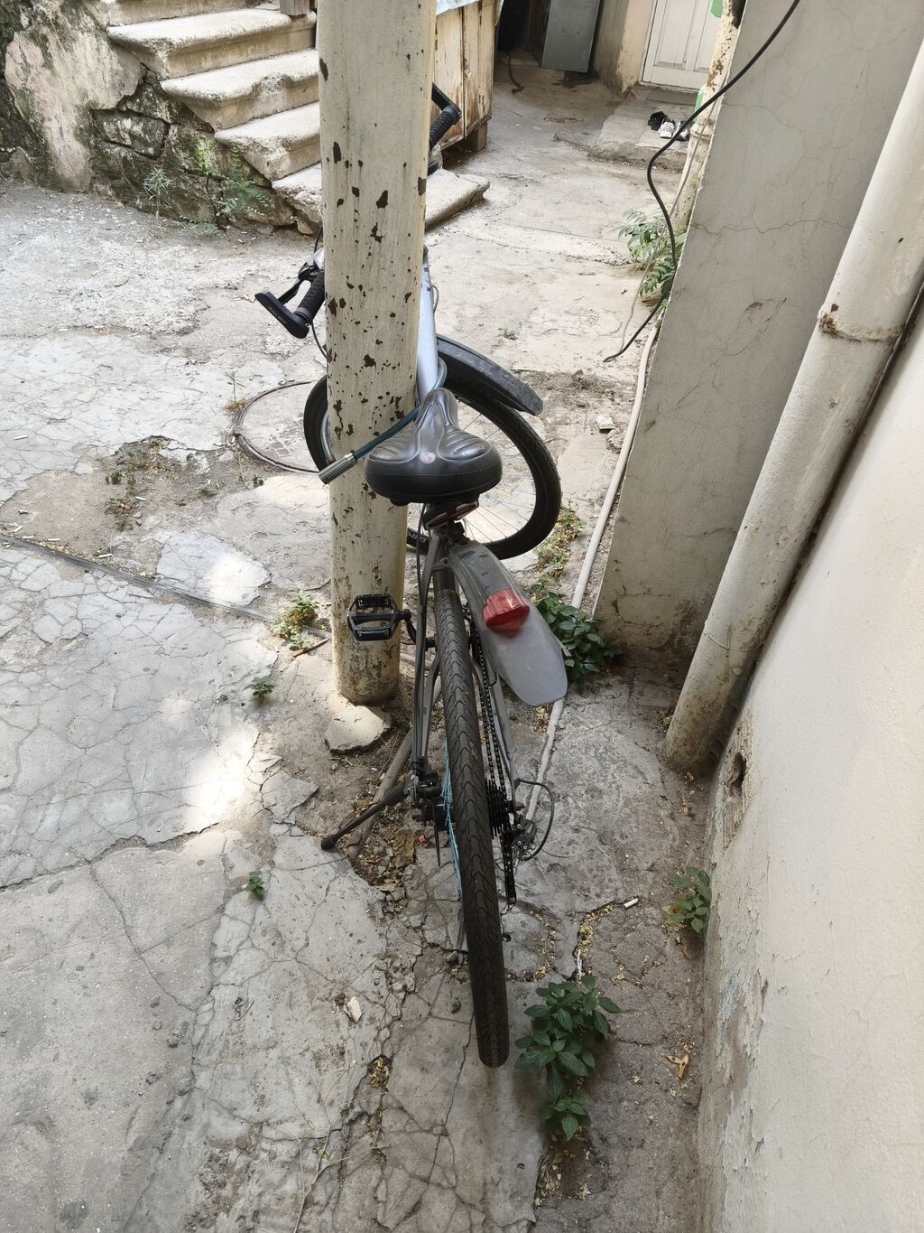 Şəhər/kross tipli velosiped Xüsusiyyətlər: - Yüngül alüminiuma bənzər — Velosipedlər, Bakı