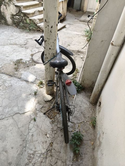 Şəhər/kross tipli velosiped Xüsusiyyətlər: - Yüngül alüminiuma bənzər — Bakı