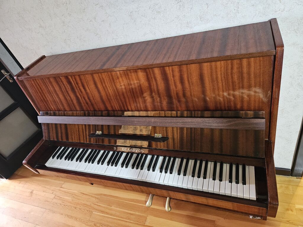 Upright pianino – “Belarus” markası - Korpus: parlaq laklı ağac — Mallar, Bakı (3)