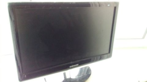 Samsung LCD monitor - Ekran ölçüsü: təxminən 21–22 düym (geniş ekran) — Qobu