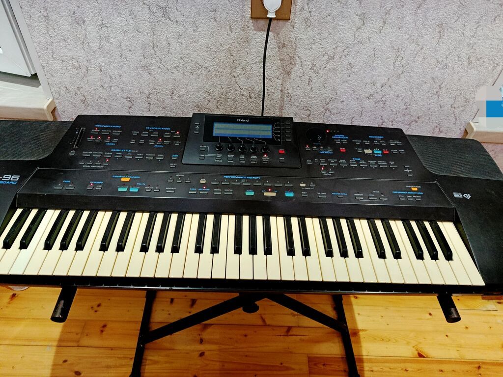 Sintezator, Roland, İşlənmiş, Ünvandan götürmə — Musiqiə alətləri, Bakı (5)