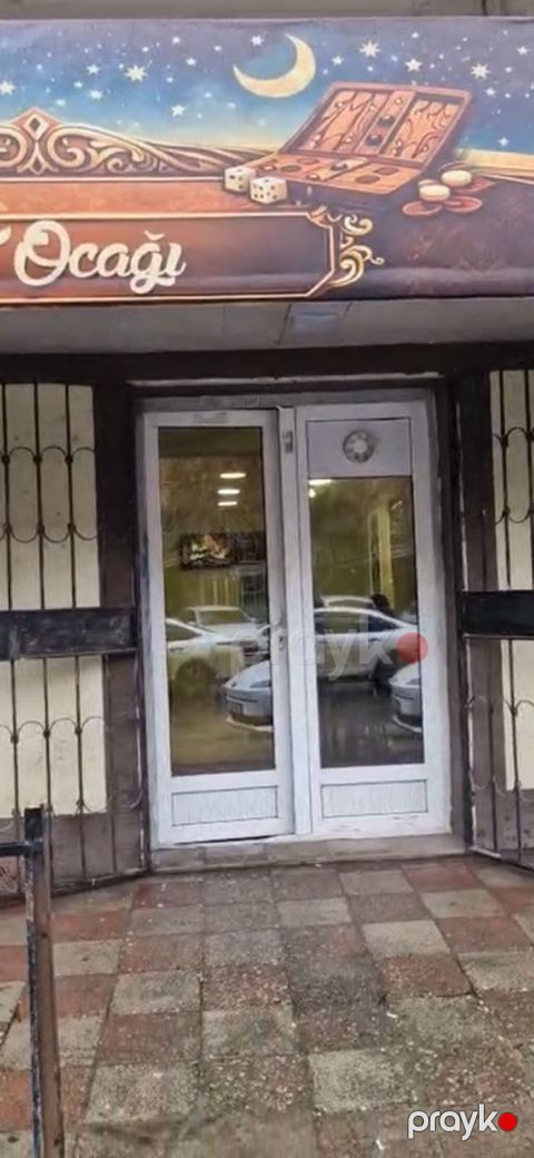 Şəhərin mərkəzinə yaxın yerləşən çay evi kimi işləmiş obyekt icarəyə