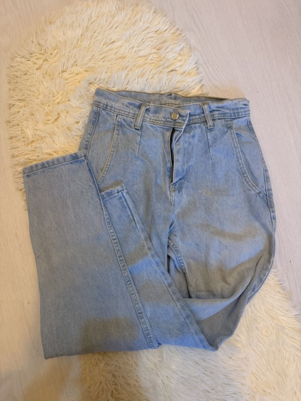 Açıq mavi rəngdə klassik denim şalvar. Xüsusiyyətlər: - Yüksək belli — Şəxsi əşyalar, Bakı (3)