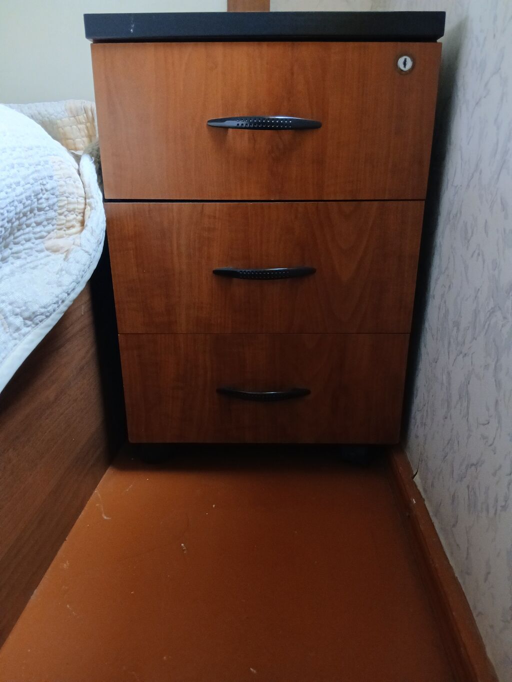 Ideal veziyyetdedir, 2 eded acari var, ayaqlari tekerlidir — Mebel, Bakı (2)