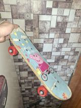 Uşaq üçün skeytbord - Üzərində rəngli, şən naxışlı (Peppa temalı) — Skateboards