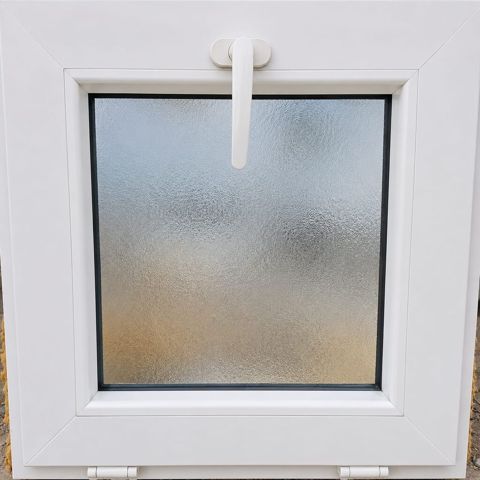 Ağ rəngli PVC pəncərə çərçivəsi, mat/şaxtalı teksturalı şüşə ilə — Xırdalan