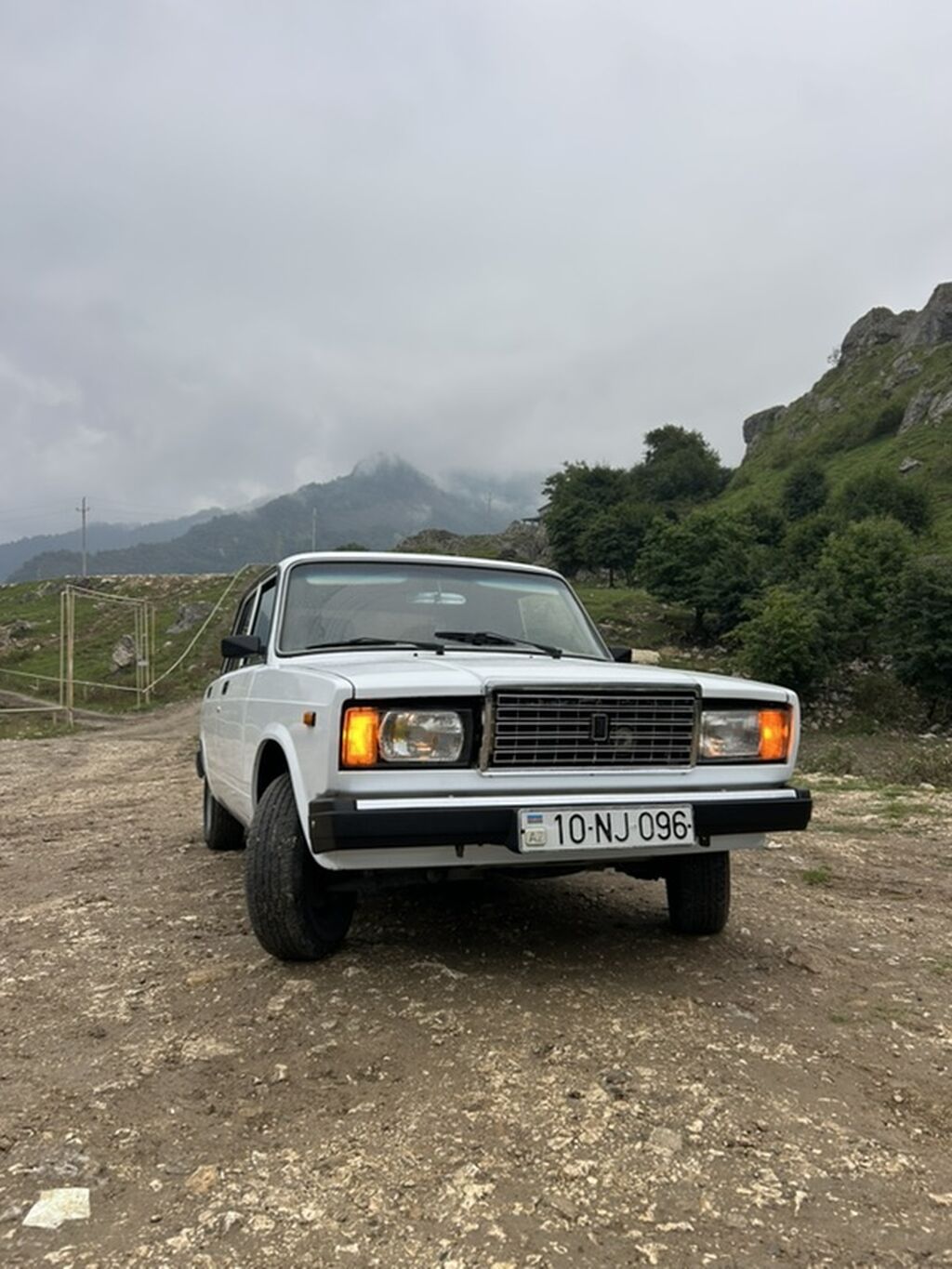 VAZ 2107 sedan – ağ rəng, 4 qapı, arxa ötürücülü klassik model. Xarici — Avto, Xaçmaz (2)