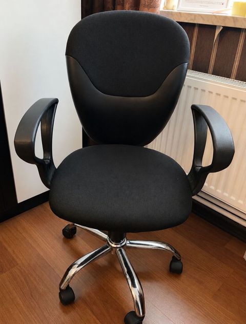 Erqonomik ofis kreslosu – qara rəng - Yumşaq, nəfəsalan parça — Digah