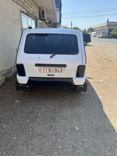 VAZ Lada Niva 3 qapılı, ağ rəngli off-road SUV - Kuzov: kompakt 3 — Ağsu