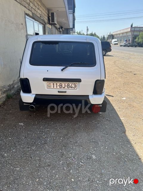 VAZ Lada Niva 3 qapılı, ağ rəngli off-road SUV - Kuzov: kompakt 3