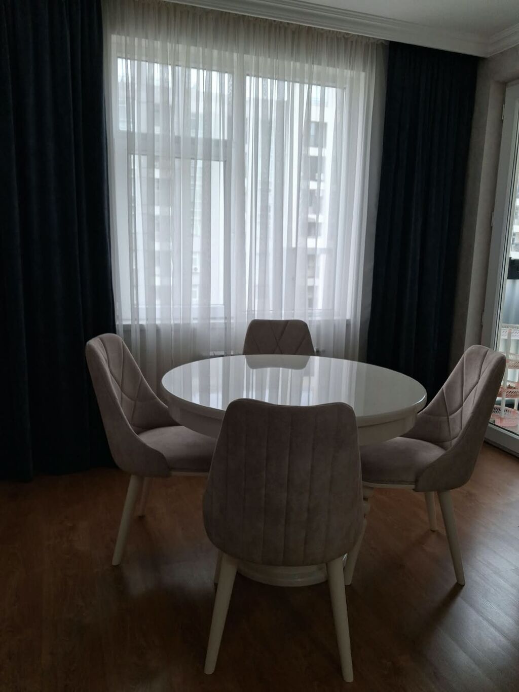 Qonaq otağı üçün, İşlənmiş, Açılmayan, Yumru masa, 4 stul — Mebel, Bakı (2)