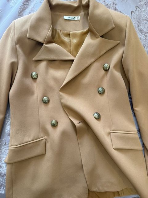 Qadınlar üçün ikiqat sferli düyməli blazer - Rəng: bej/qaramel — Bakı