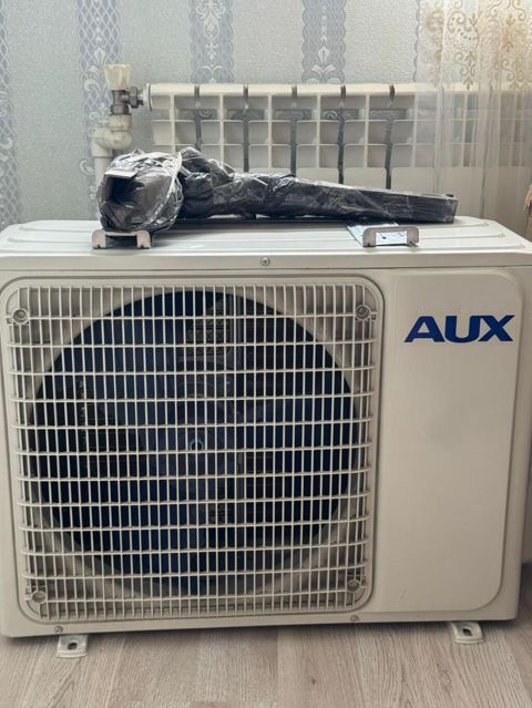 AUX split kondisioner (divar tipli). Ofisə quraşdırılıb, lakin ofis — Bakı