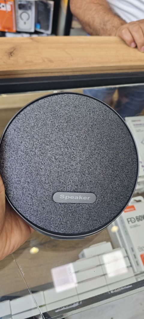 Dairəvi portativ Bluetooth səsgücləndirici - Parça örtüklü ön panel — Sumqayıt
