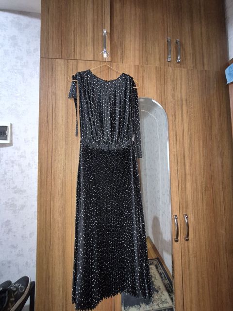 Qadın paltarı - Rəng: qara, xırda ağ nöqtəli naxış - Model: pliseli — Bakı
