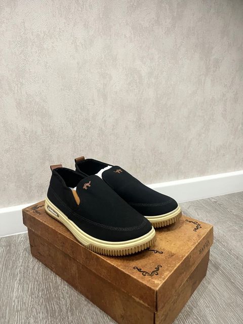 Kişi slip-on ayaqqabıları - Rəng: qara üst, bej/krem rəngli altlıqlar — Mehdiabad