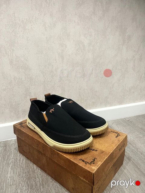 Kişi slip-on ayaqqabıları - Rəng: qara üst, bej/krem rəngli altlıqlar — Mehdiabad