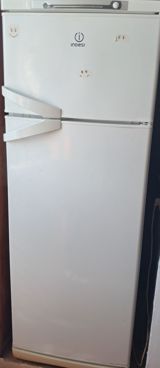 Indesit iki qapılı soyuducu - Üst kamerası dondurucu, aşağı hissə — Refrigerators