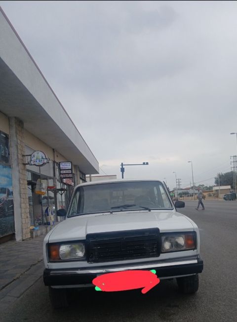 VAZ 2107, ağ rəng, sedan kuzov. Xarici görünüş: - Klassik 2107 — Digah