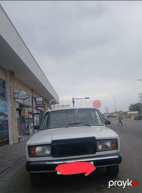 VAZ 2107, ağ rəng, sedan kuzov. Xarici görünüş: - Klassik 2107 — Digah