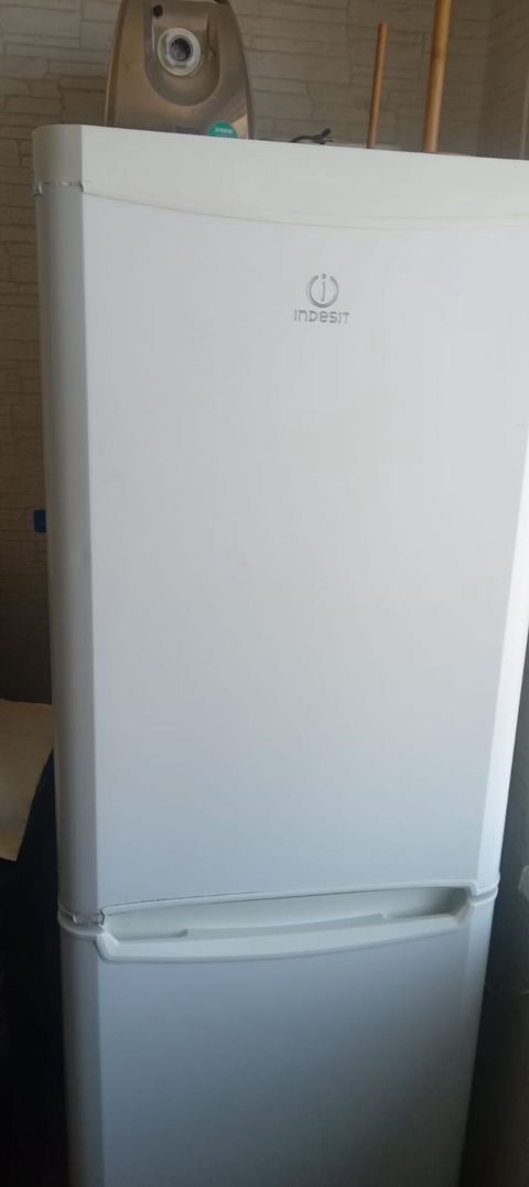 Indesit ikiqapılı soyuducu isleyir badamdarda baxmaq olar real — Bakı