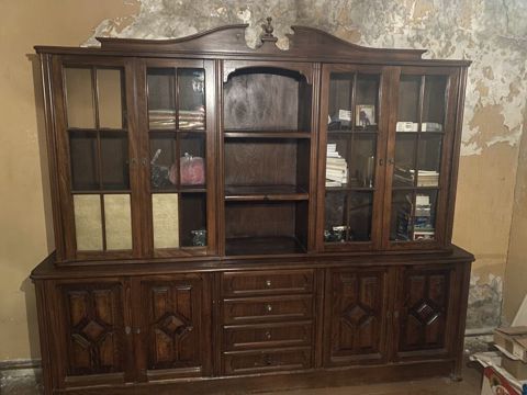 Qonağ otağı üçün mebel. Möhkəm, dözümlü ağac materialındandır. Qırığı — Masazır