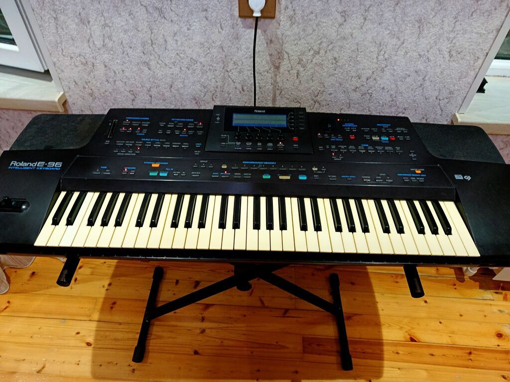 Sintezator, Roland, İşlənmiş, Ünvandan götürmə — Musiqiə alətləri, Bakı (4)
