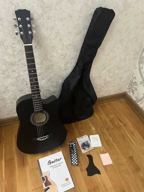 Salam Akustik gitara 1 aydı almışam pul lazımdı deyə satılır həmdə — Bakı