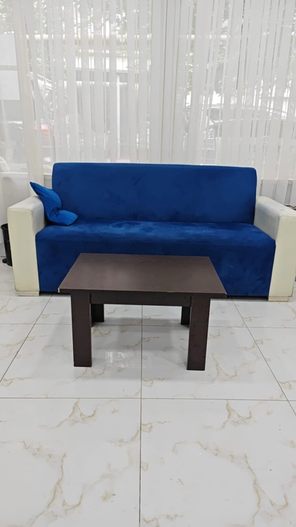Mavi rəngli 3 nəfərlik divan və qəhvə/jurnal masası dəsti. Divan — Mebel, Bakı (3)