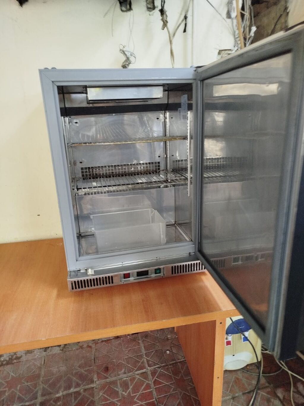 Kompakt vitrin tipli soyuducu - Ön şüşə qapı, daxili işıqlanma və alt — Biznes və avadanlıq, Bakı (2)