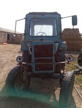 Minsk MTZ-50/52 seriyasından mavi rəngli tək kabinalı traktor — Traktorlar