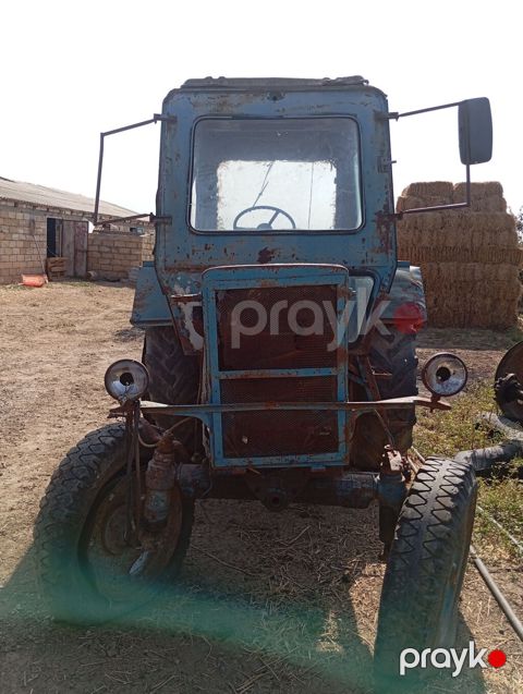 Minsk MTZ-50/52 seriyasından mavi rəngli tək kabinalı traktor — Biləsuvar