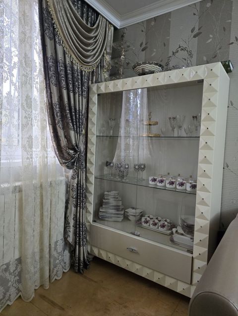 Şüşəli dolab vitrini, Yeni — Sumqayıt