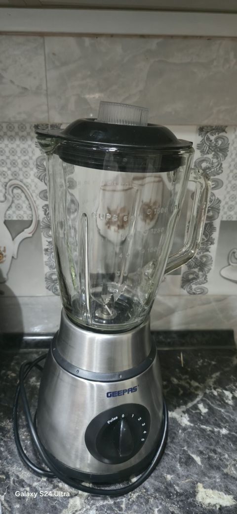 Geepas stasionar blender - Şüşə qab: 1,5 litr həcmli, ölçü şkalası — Xırdalan