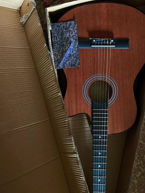Yeni gitara hediyye verilib ama heçvaxt istifade olunmayib qutuda teze — Bakı
