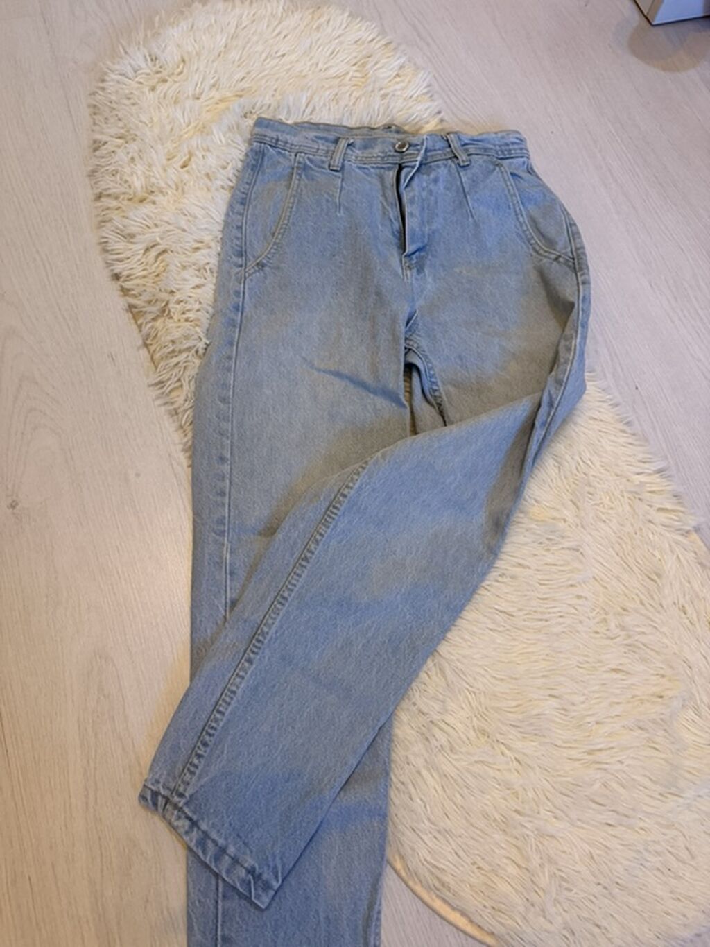 Açıq mavi rəngdə klassik denim şalvar. Xüsusiyyətlər: - Yüksək belli — Şəxsi əşyalar, Bakı (2)