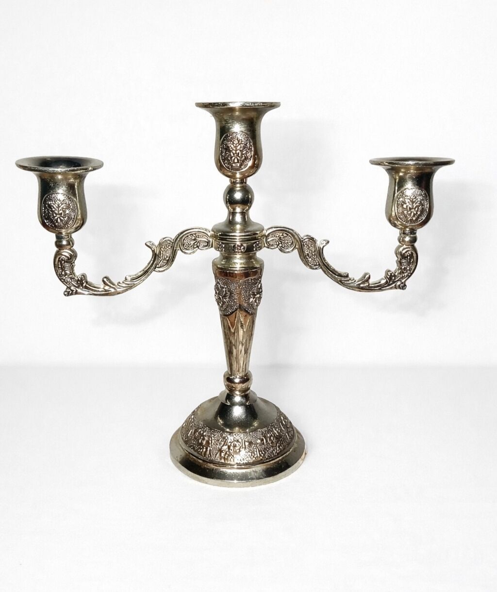 Üç şamlı klassik kandelabr - Material: Metal (parlaq gümüşü ton) - Üç — Mallar, Bakı