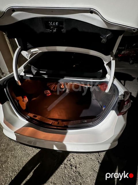 Ford Fusion sedan – ağ rəng, geniş salon və iri baqaj. idiyal