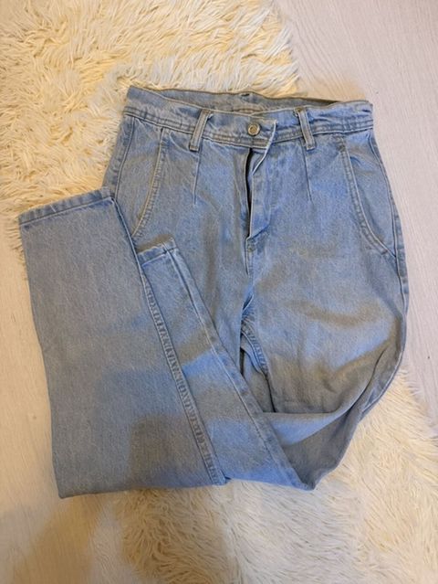 Açıq mavi rəngdə klassik denim şalvar. Xüsusiyyətlər: - Yüksək belli — Bakı