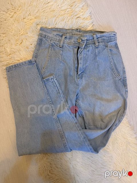 Açıq mavi rəngdə klassik denim şalvar. Xüsusiyyətlər: - Yüksək belli — Bakı