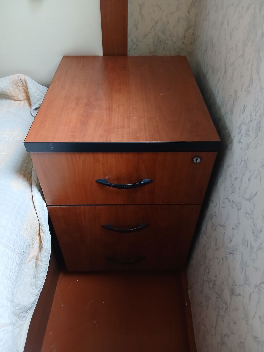 Ideal veziyyetdedir, 2 eded acari var, ayaqlari tekerlidir — Mebel, Bakı (3)