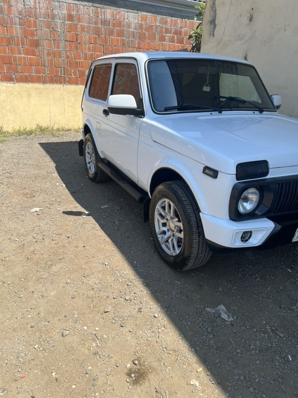 VAZ Lada Niva 3 qapılı, ağ rəngli off-road SUV - Kuzov: kompakt 3 — Avto, Ağsu (2)