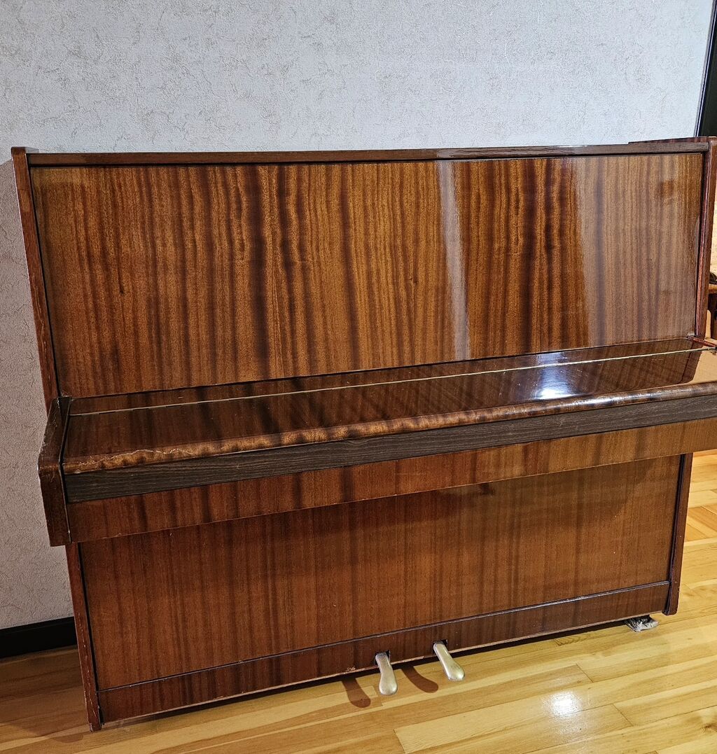 Upright pianino – “Belarus” markası - Korpus: parlaq laklı ağac — Mallar, Bakı (5)
