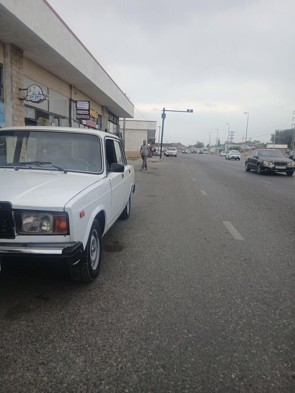 VAZ 2107, ağ rəng, sedan kuzov. Xarici görünüş: - Klassik 2107 — Avto, Digah (2)