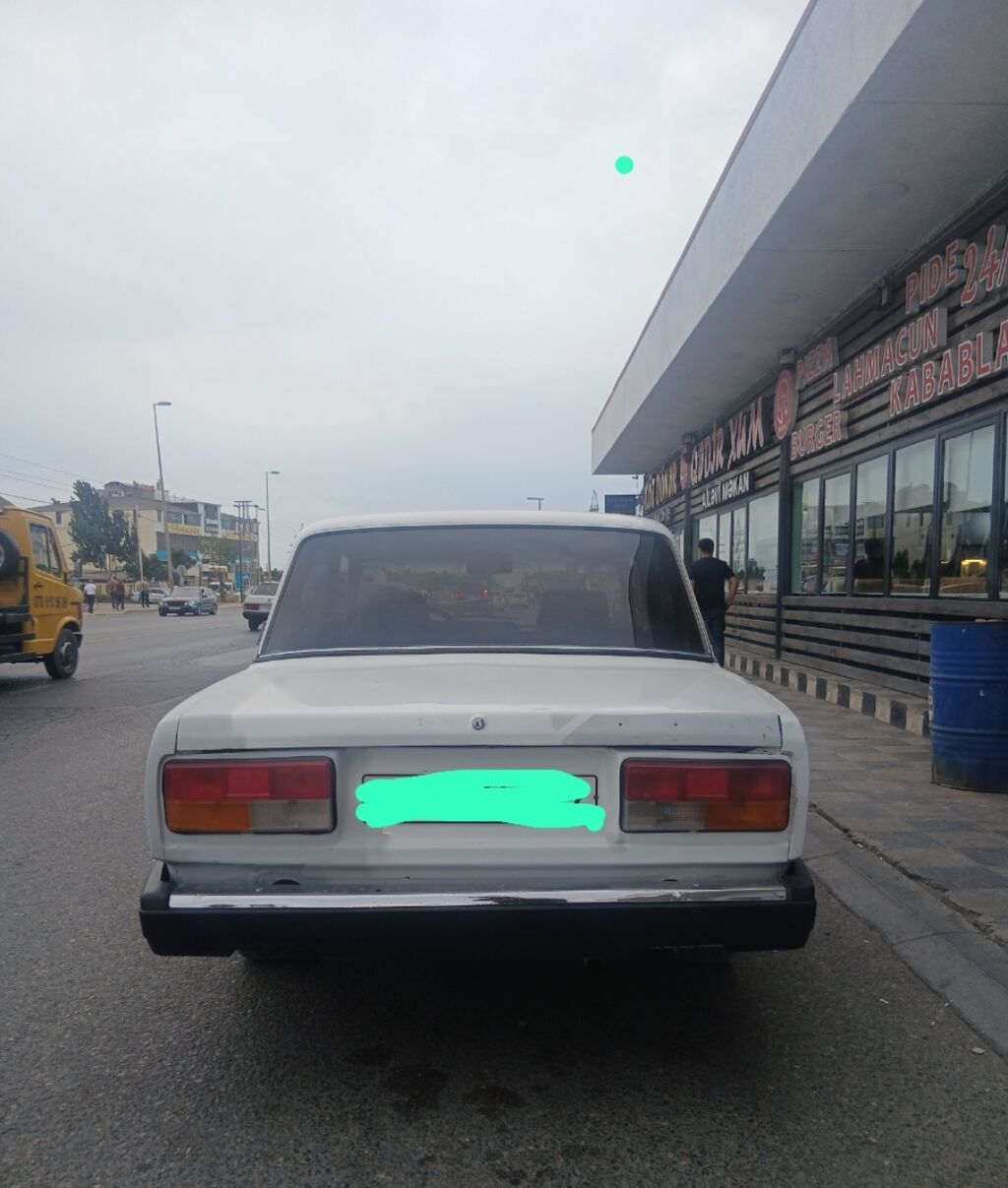 VAZ 2107, ağ rəng, sedan kuzov. Xarici görünüş: - Klassik 2107 — Avto, Digah (5)